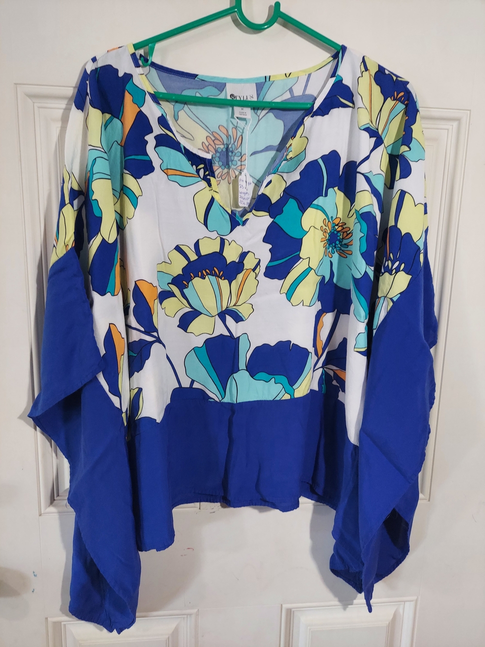 Stylus Stylish Floral V-Neck Women’s Top in Blue and White Medium